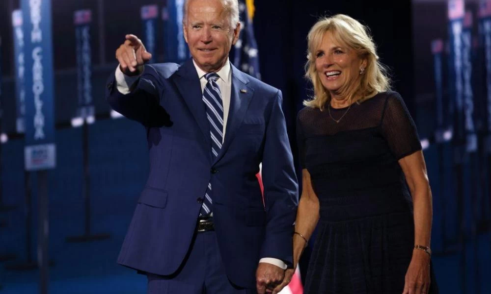 Δημόσια θα εμβολιαστεί την Δευτέρα ο Μπάιντεν